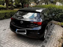 Schwarz Gebraucht 2016 Opel Astra Edition Limousine | 7.500 € (Fairer Preis)
