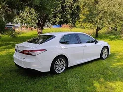 Weiß Gebraucht 2020 Toyota Camry Hybrid Executive Limousine | 24.500 €
