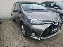 Grau Gebraucht 2016 Toyota Yaris Hybrid Edition-S Limousine | 10.900 € (Fairer Preis)