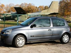 Grau Gebraucht 2005 Renault Clio II Kleinwagen | 1.100 € (Etwas zu teuer)