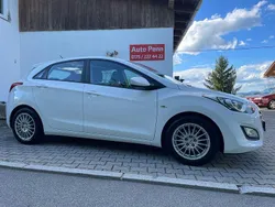 Weiß Gebraucht 2015 Hyundai i30 Classic Limousine | 5.990 € (Fairer Preis)