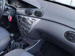 Silber Gebraucht 2004 Ford Focus Viva Limousine | 1.790 € (Etwas zu teuer)
