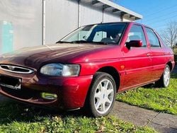 Rot Gebraucht 1996 Ford Escort Ghia Limousine | 1.500 € (Etwas zu teuer)