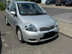 Grau Gebraucht 2004 Toyota Yaris Limousine | 2.400 € (Etwas zu teuer)