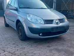 Silber Gebraucht 2005 Renault Mégane II Kleinwagen | 2.600 € (Fairer Preis)