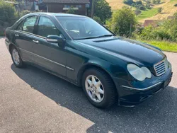 Grün Gebraucht 2004 Mercedes C220 Limousine | 2.700 €