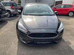 Grau Gebraucht 2016 Ford Focus Trend Limousine | 7.300 € (Fairer Preis)