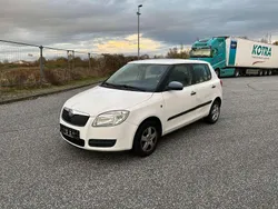 Weiß Gebraucht 2010 Skoda Fabia Classic Kleinwagen | 1.899 € (Fairer Preis)