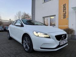 Crystal white Gebraucht 2018 Volvo V40 Momentum Limousine | 16.885 € (Etwas zu teuer)