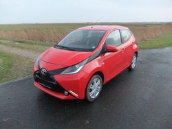 Rot Gebraucht 2016 Toyota Aygo X-play Kleinwagen | 3.950 € (Fairer Preis)