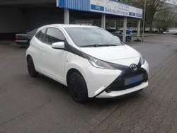 Weiß Gebraucht 2016 Toyota Aygo X-play Kleinwagen | 6.100 € (Fairer Preis)