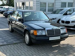 Blau Gebraucht 1988 Mercedes E200 Limousine | 1.999 €