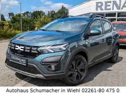Grün Neu 2025 Dacia Sandero Expression Kleinwagen | 19.230 € (Etwas zu teuer)