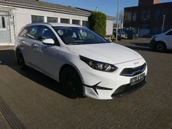 Weiß Gebraucht 2022 Kia Ceed Sportswagon Edition 7 Kombi | 11.950 €