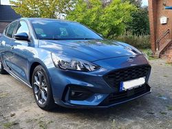 Blau Gebraucht 2018 Ford Focus ST-Line Limousine | 12.999 € (Etwas zu teuer)