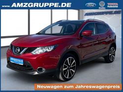 New red met Gebraucht 2015 Nissan Qashqai Tekna SUV | 14.890 € (Fairer Preis)
