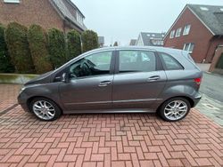 Grau Gebraucht 2011 Mercedes B180 Van / Kleinbus | 10.000 € (Teuer)