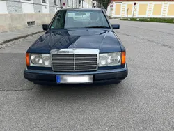 Blau Gebraucht 1992 Mercedes E200 Limousine | 11.500 €