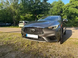 Braun Gebraucht 2016 Infiniti Q30 Kleinwagen | 15.500 €