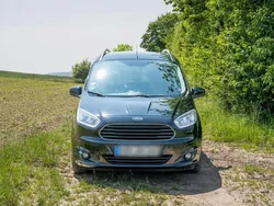 Schwarz Gebraucht 2016 Ford Tourneo Courier Titanium Van / Kleinbus | 8.490 € (Fairer Preis)