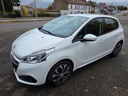 Weiß Gebraucht 2016 Peugeot 208 Active Kleinwagen | 5.000 € (Fairer Preis)