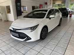 Schneeweiß Gebraucht 2022 Toyota Corolla Team Kombi | 23.990 € (Fairer Preis)