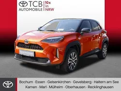 Infernoorange metallic, dach schwarz Gebraucht 2023 Toyota Yaris Hybrid Edition | 26.789 € (Etwas zu teuer)