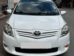 Weiß Gebraucht 2011 Toyota Auris Club Limousine | 6.899 € (Fairer Preis)