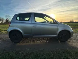 Grau Gebraucht 2003 Toyota Yaris Kleinwagen | 1.800 € (Fairer Preis)