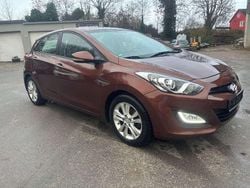 Hazel brown / met Gebraucht 2012 Hyundai i30 Intro Edition Limousine | 5.300 € (Fairer Preis)
