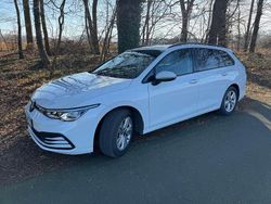 Weiß Gebraucht 2023 VW Golf VIII Life Kombi | 21.900 € (Fairer Preis)