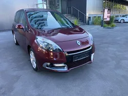 Rot Gebraucht 2013 Renault Scénic III Expression Van / Kleinbus | 5.800 € (Etwas zu teuer)