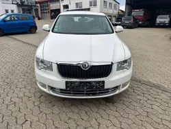 Weiß Gebraucht 2009 Skoda Superb Comfort Limousine | 2.800 € (Fairer Preis)