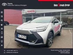 Silver metallic (1l0)/ black ( Gebraucht 2024 Toyota C-HR Team SUV | 28.477 € (Fairer Preis)