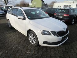 Weiß Gebraucht 2020 Skoda Octavia Tour Kombi | 9.988 € (Fairer Preis)