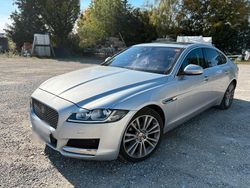 Silber Gebraucht 2016 Jaguar XF Limousine | 14.000 €