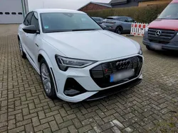 Gletscherweiß metallic Gebraucht 2023 Audi e-tron Ambiente SUV | 47.790 € (Superpreis)
