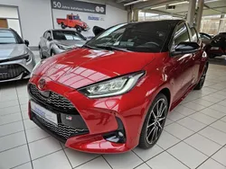 Karminarot metallic Neu 2024 Toyota Yaris Hybrid Sport Kleinwagen | 29.950 € (Guter Preis)