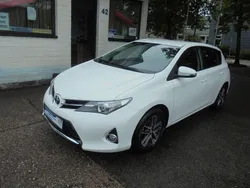 Weiß Gebraucht 2014 Toyota Auris Life+ Limousine | 8.950 € (Guter Preis)