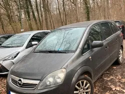 Grau Gebraucht 2010 Opel Zafira Edition Van / Kleinbus | 6.300 € (Teuer)