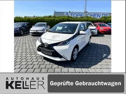 Weiß Gebraucht 2016 Toyota Aygo X-play Kleinwagen | 6.990 € (Fairer Preis)