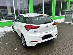 Weiß Gebraucht 2016 Hyundai i20 Limousine | 5.899 € (Guter Preis)