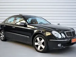 Schwarz Gebraucht 2002 Mercedes E220 Avantgarde Limousine | 12.990 €
