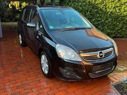 Schwarz Gebraucht 2011 Opel Zafira Design Edition Van / Kleinbus | 2.900 € (Fairer Preis)