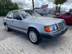 Grau Gebraucht 1989 Mercedes E200 Limousine | 7.800 €