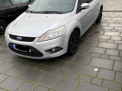 Grau Gebraucht 2009 Ford Focus Limousine | 2.000 €