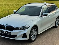 Weiß Gebraucht 2024 BMW 318 Comfort Edition Kombi | 31.990 € (Fairer Preis)