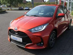 Infernoorange metallic Gebraucht 2022 Toyota Yaris Hybrid Comfort Kleinwagen | 19.950 € (Fairer Preis)
