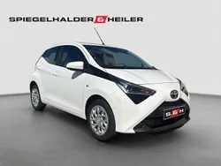 Weiß Gebraucht 2021 Toyota Aygo X-play Kleinwagen | 11.900 € (Fairer Preis)