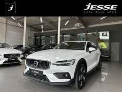Ice white / solid Gebraucht 2022 Volvo V60 CC Pro Kombi | 27.990 € (Guter Preis)